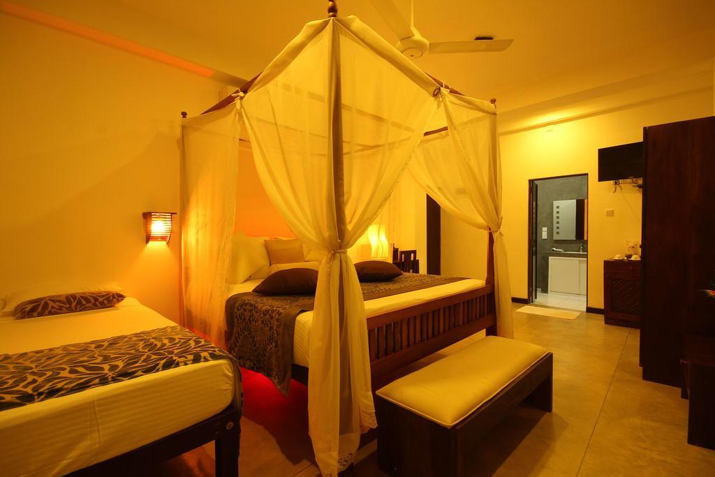 Rock Fort Beach Resort Унаватуна Стая снимка